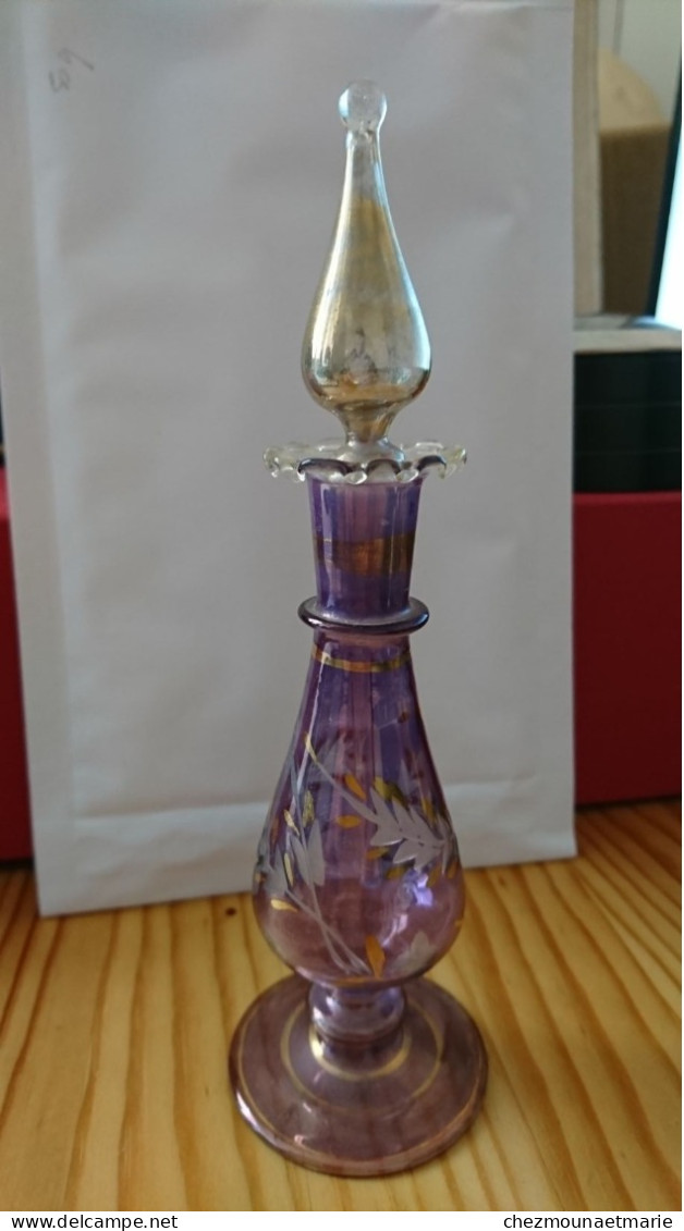 ANCIEN FLACON PARFUM VIOLET GRAVURE DORE HAUTEUR 17CM - Accesorios