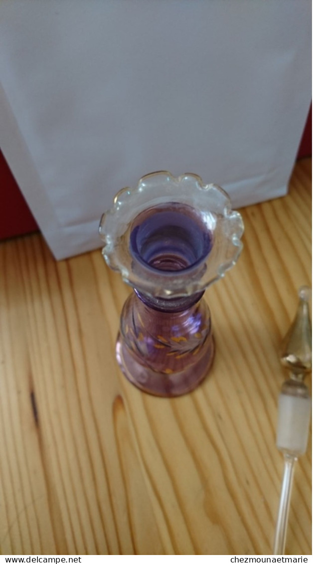 ANCIEN FLACON PARFUM VIOLET GRAVURE DORE HAUTEUR 17CM - Toebehoren