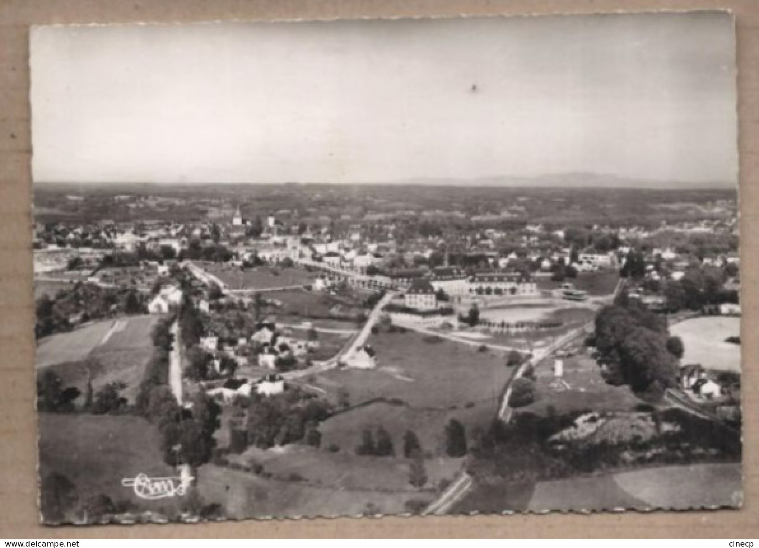 CPSM 19 EGLETONS - Vue Panoramique Aérienne - A Gauche , Le Groupe Albert-Thomas - TB PLAN Partie Ville + STADE FOOTBALL - Egletons