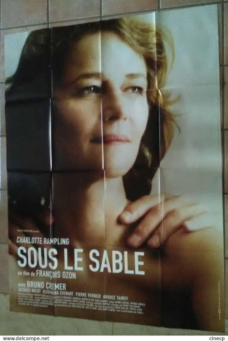 AFFICHE CINEMA FILM SOUS LE SABLE François OZON Charlotte RAMPLING 2000 TBE - Affiches & Posters