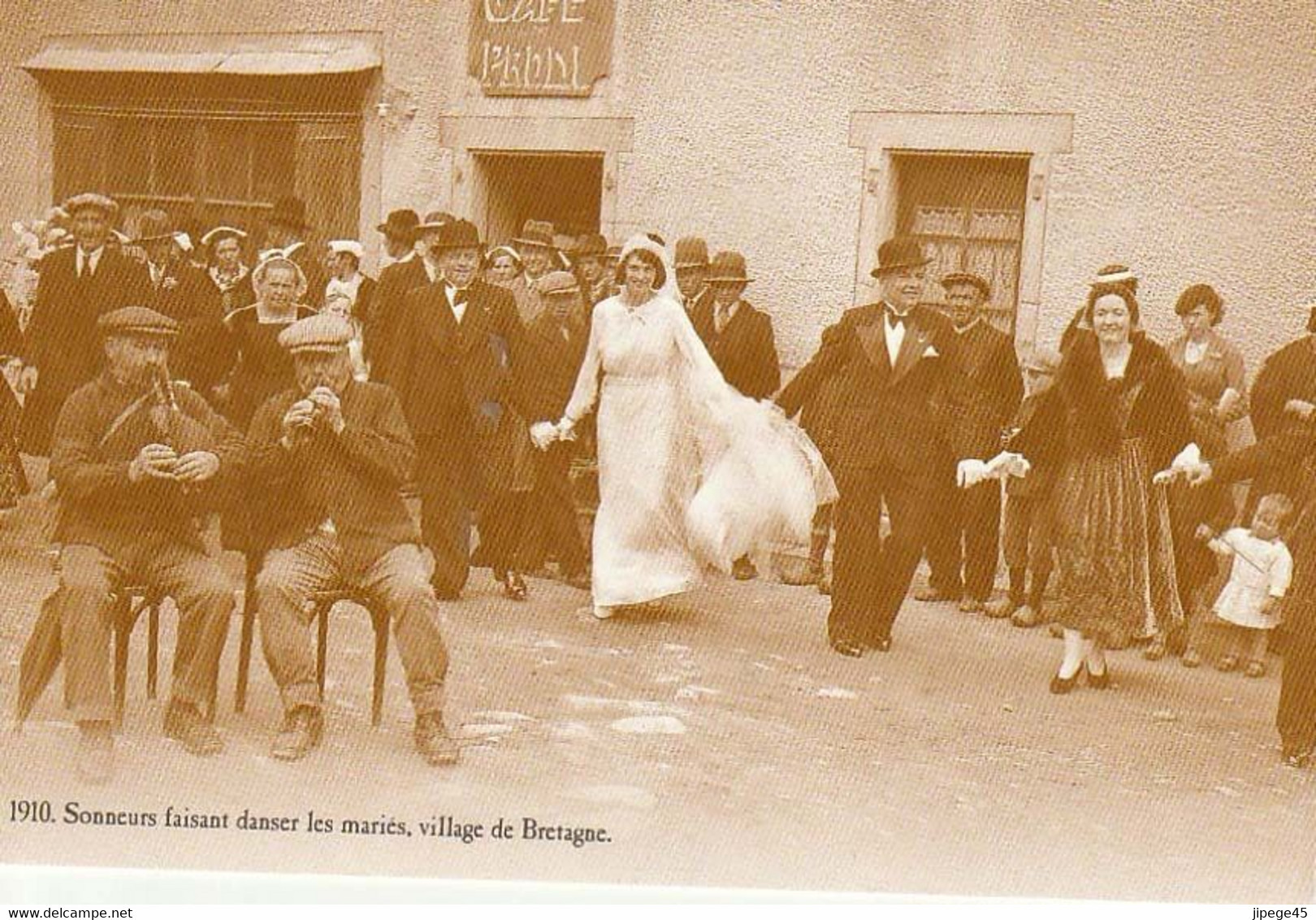 CP REPRO - Sonneurs Faisant Danser Les Mariés En Bretagne - Marriages