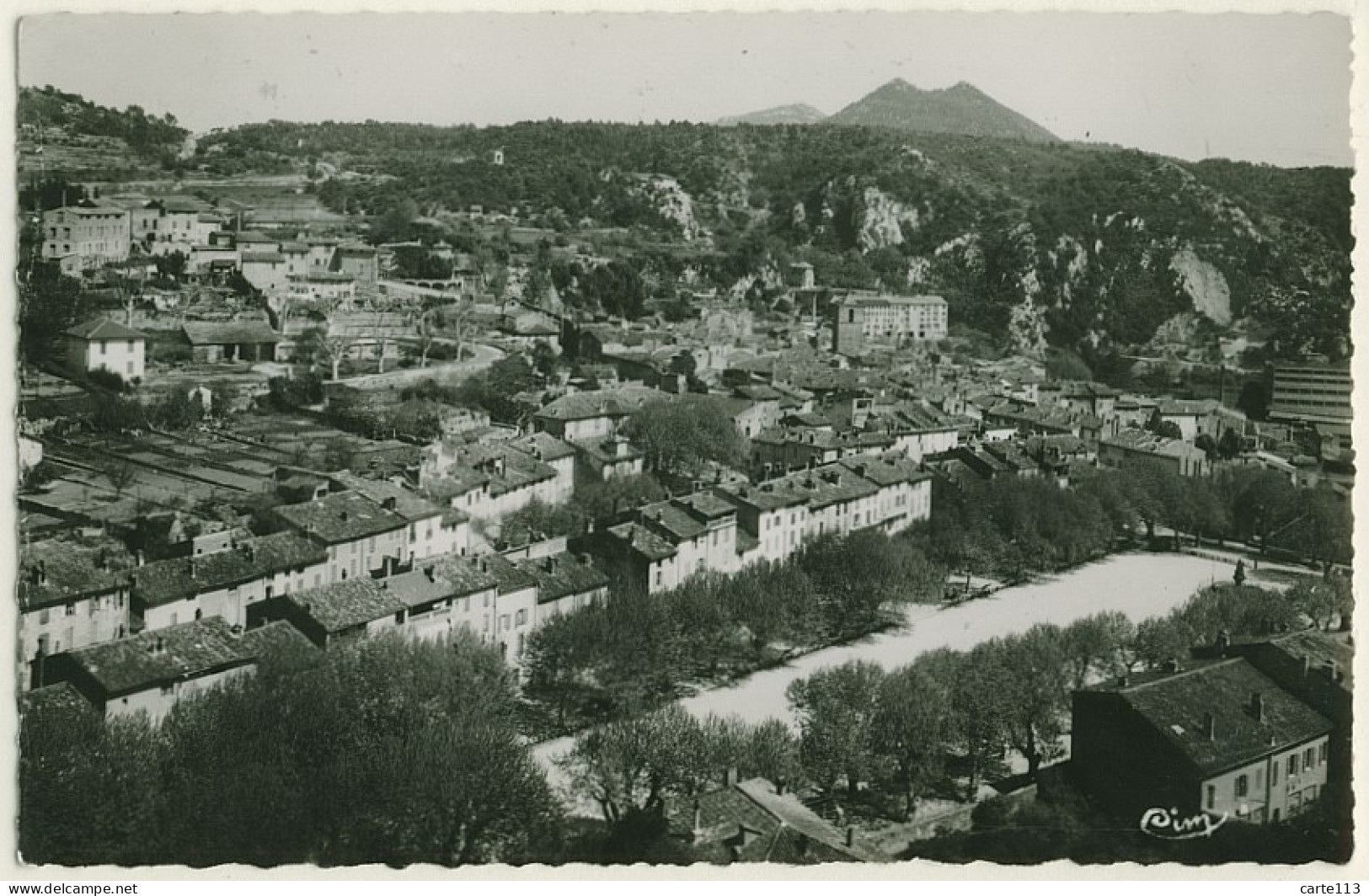 83 - B16246CPSM - BARJOLS - Place De La Rouguiere Et Le Monts Bessillons - Vue Generale - Très Bon état - VAR - Barjols