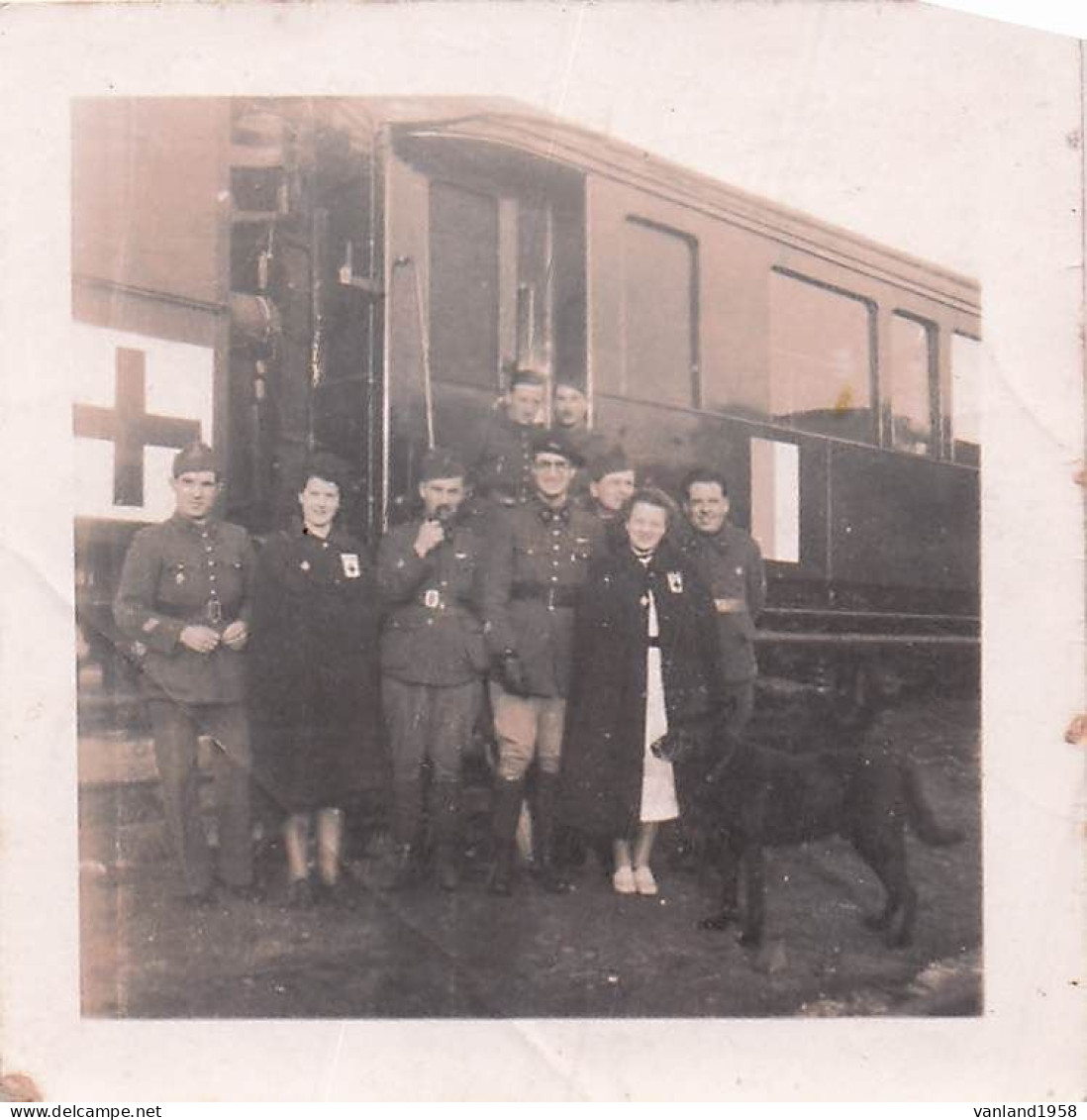 GARGENVILLE-photo 6 X 6 En 1940 Devant Un Train Sanitaire - Gargenville