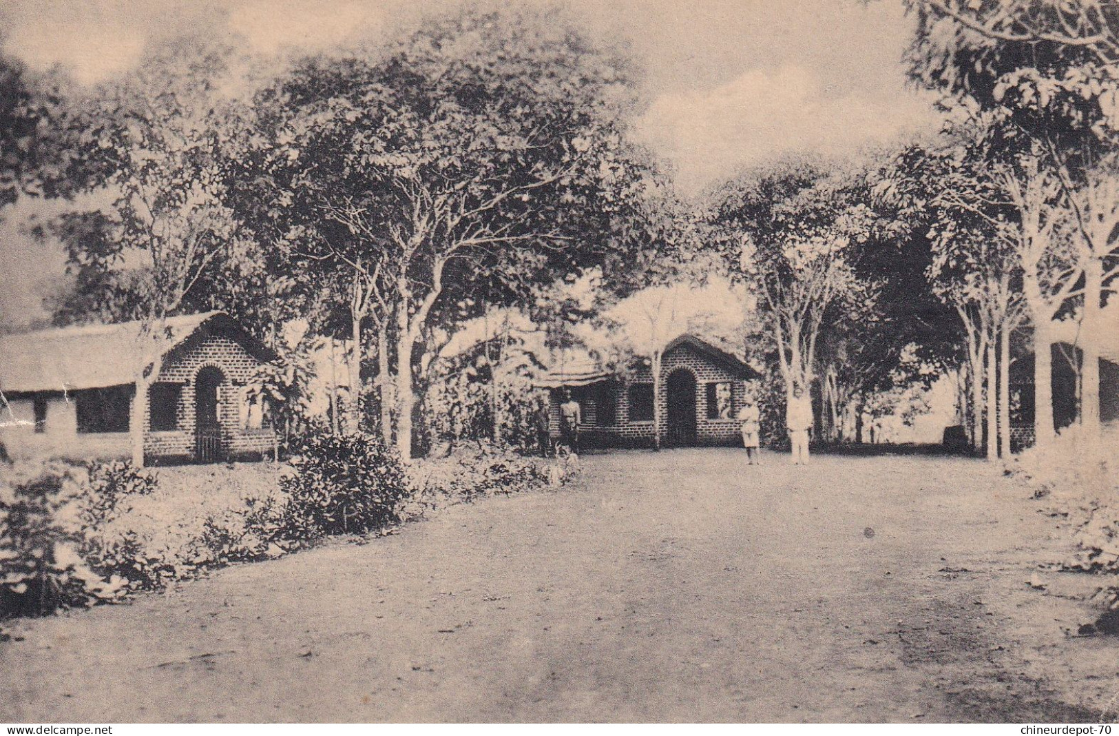 Kionzo Chemin Vers Matadi Et Habitations Indigènes - Congo Belge