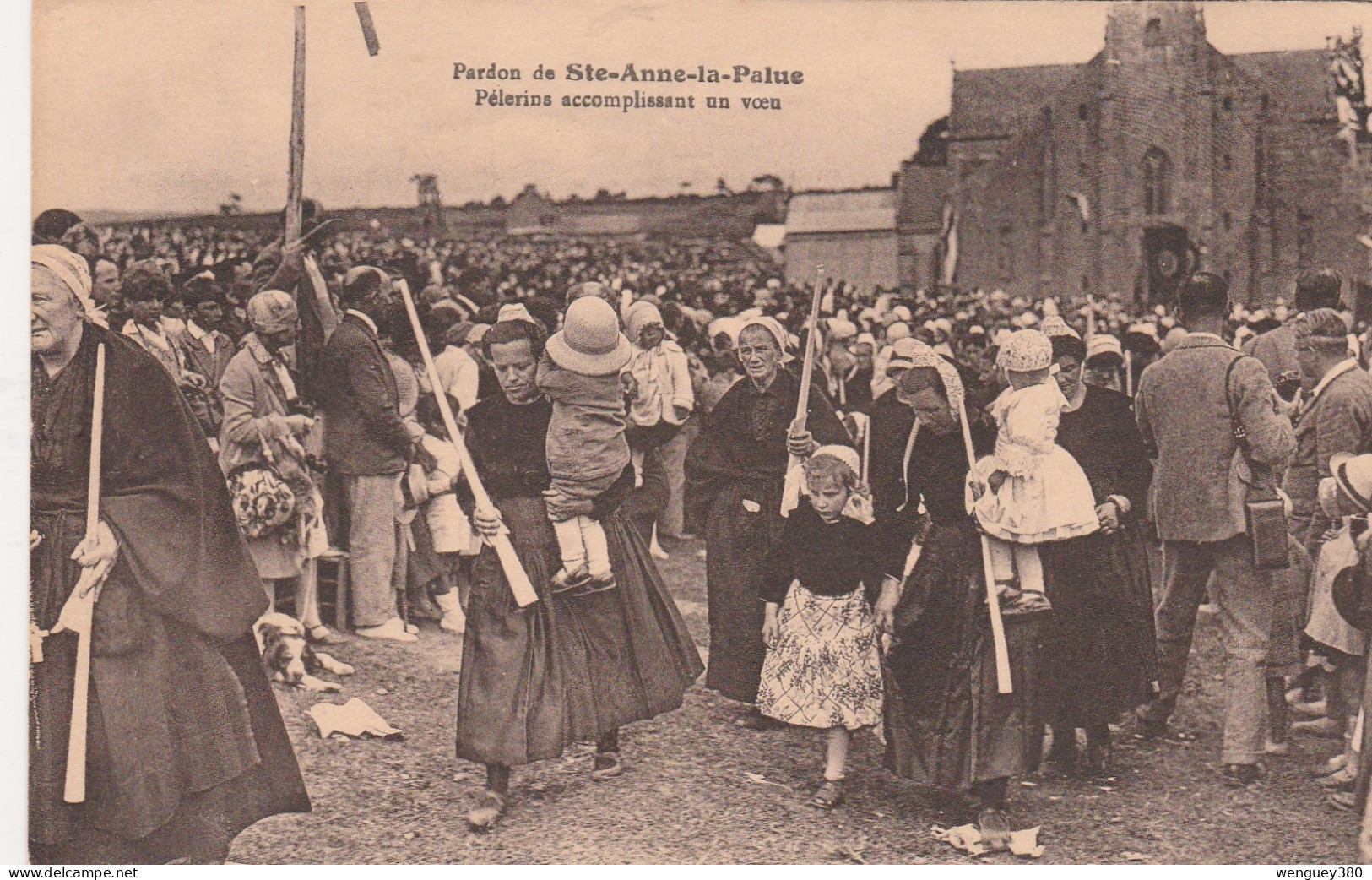 29 SAINTE ANNE LA PALUD  Pardon De Sainte Anne-la -Palue  Pèlerins Accomplissant Un Voeu  SUP  PLAN. Env. 1915.  RARE - Plonévez-Porzay