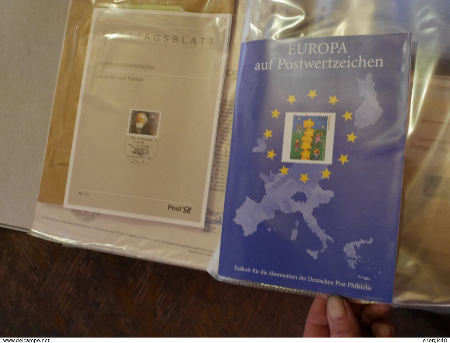 gros classeur contenant plus de 100 documents,recommandées,signatures,1rs jours ,expositions , lettre avec pièce argent