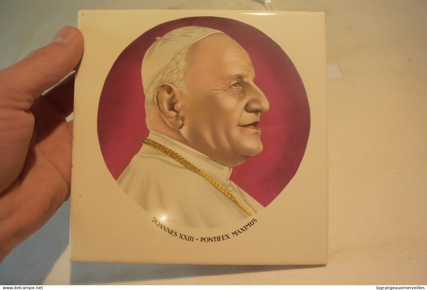 C81 Ancien Carrelage Old Tiles Le Pape Pontifex Joannes - Andere & Zonder Classificatie