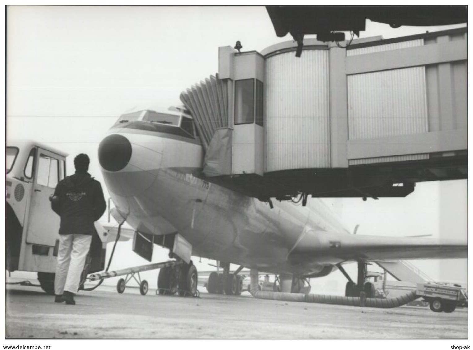 C5783/ Flughafen Flugzeug Wird Betankt Foto 21 X 15 Cm 70/80er Jahre - Other & Unclassified