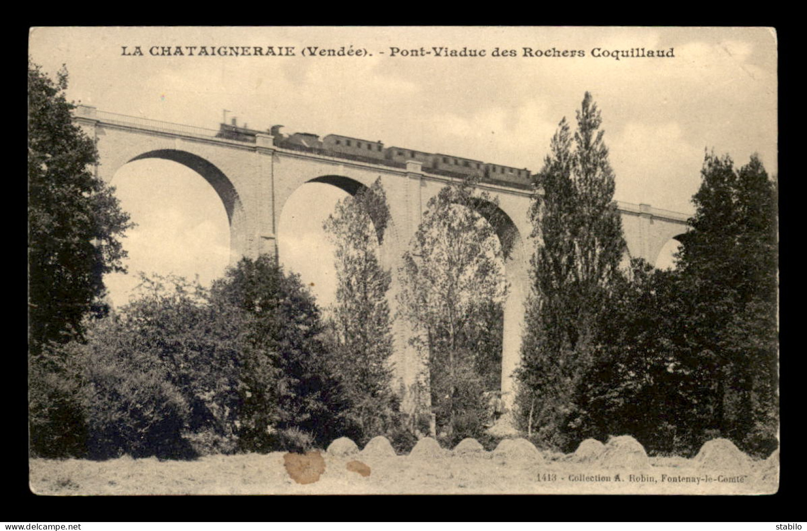 85 - LA CHATAIGNERAIE - TRAIN SUR LE PONT-VIADUC DE CHEMIN DE FER DES ROCHERS COQUILLAUD - La Chataigneraie