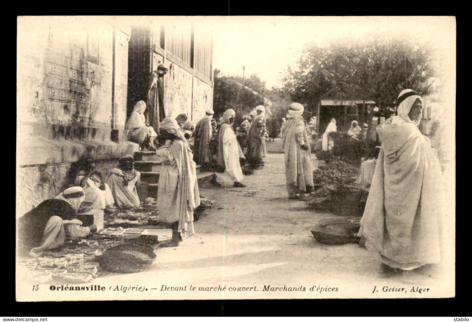 ALGERIE - ORLEANSVILLE - DEVANT LE MARCHE COUVERT - MARCHANDS D'EPICES - EDITEUR GEISER - Chlef (Orléansville)