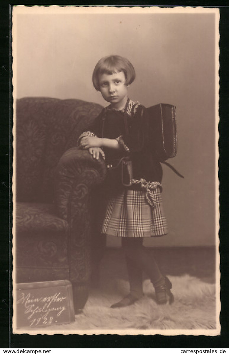 Foto-AK Mädchen Im Karierten Kleid Mit Ranzen Zum Schulanfang 1928  - Primero Día De Escuela