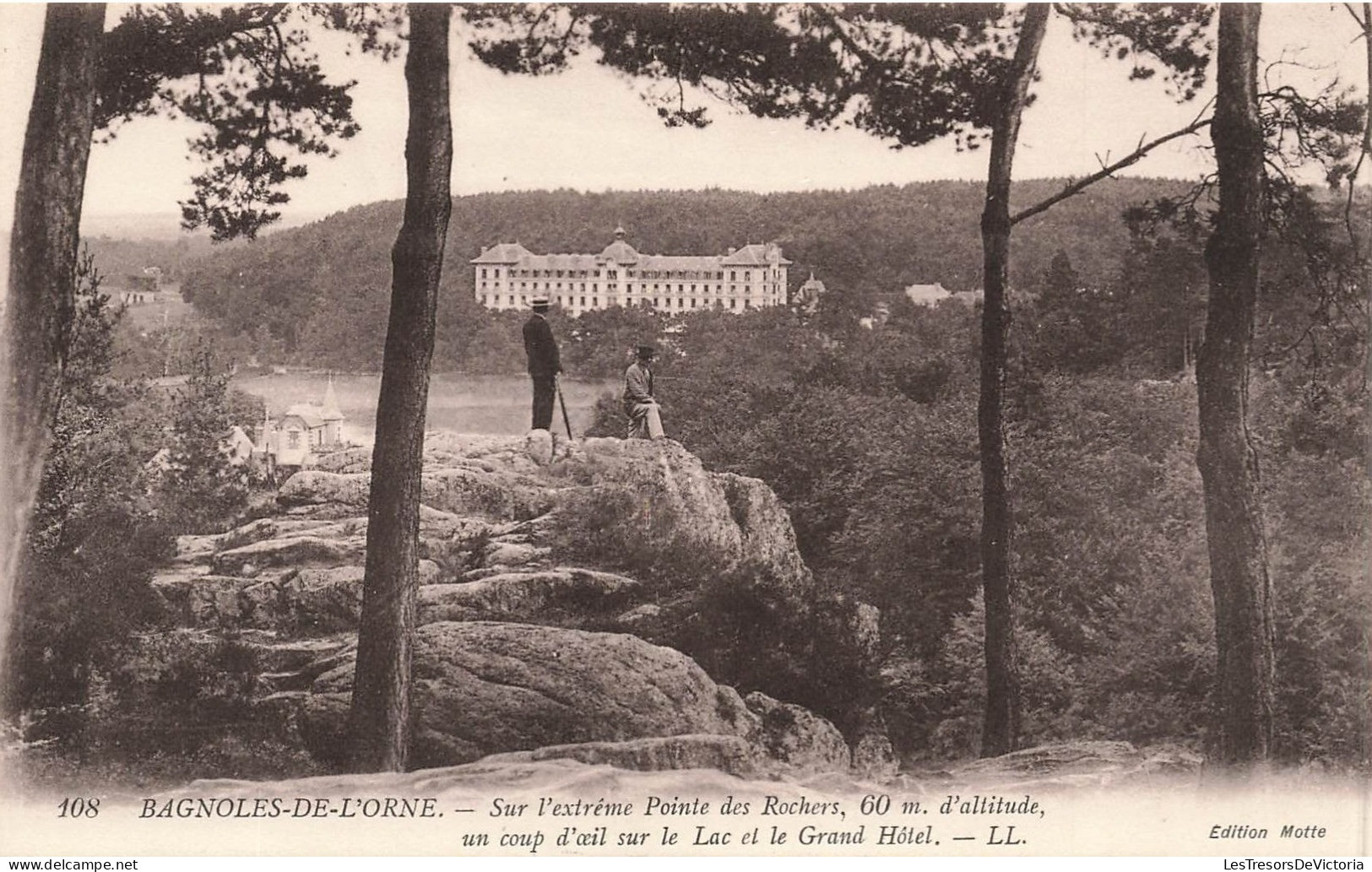 FRANCE - Bagnoles De L'Orne - Sur L'extrême Pointe Des Rochers - Lac Et Grand Hôtel - Carte Postale - Bagnoles De L'Orne