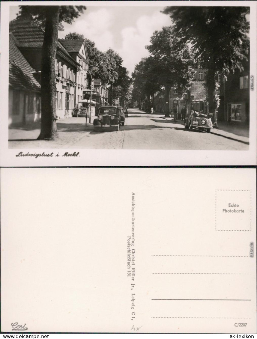 Ludwigslust Straßenparie Mit Parkenden Pkw's Vorm Hotel 1940 - Ludwigslust