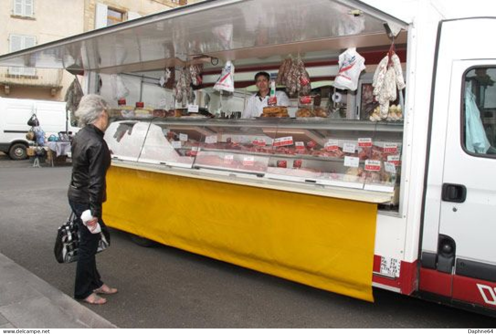 Vic Le Comte - CPM - Marché Métier Vendeur Nommé -  (4CP) - Vic Le Comte