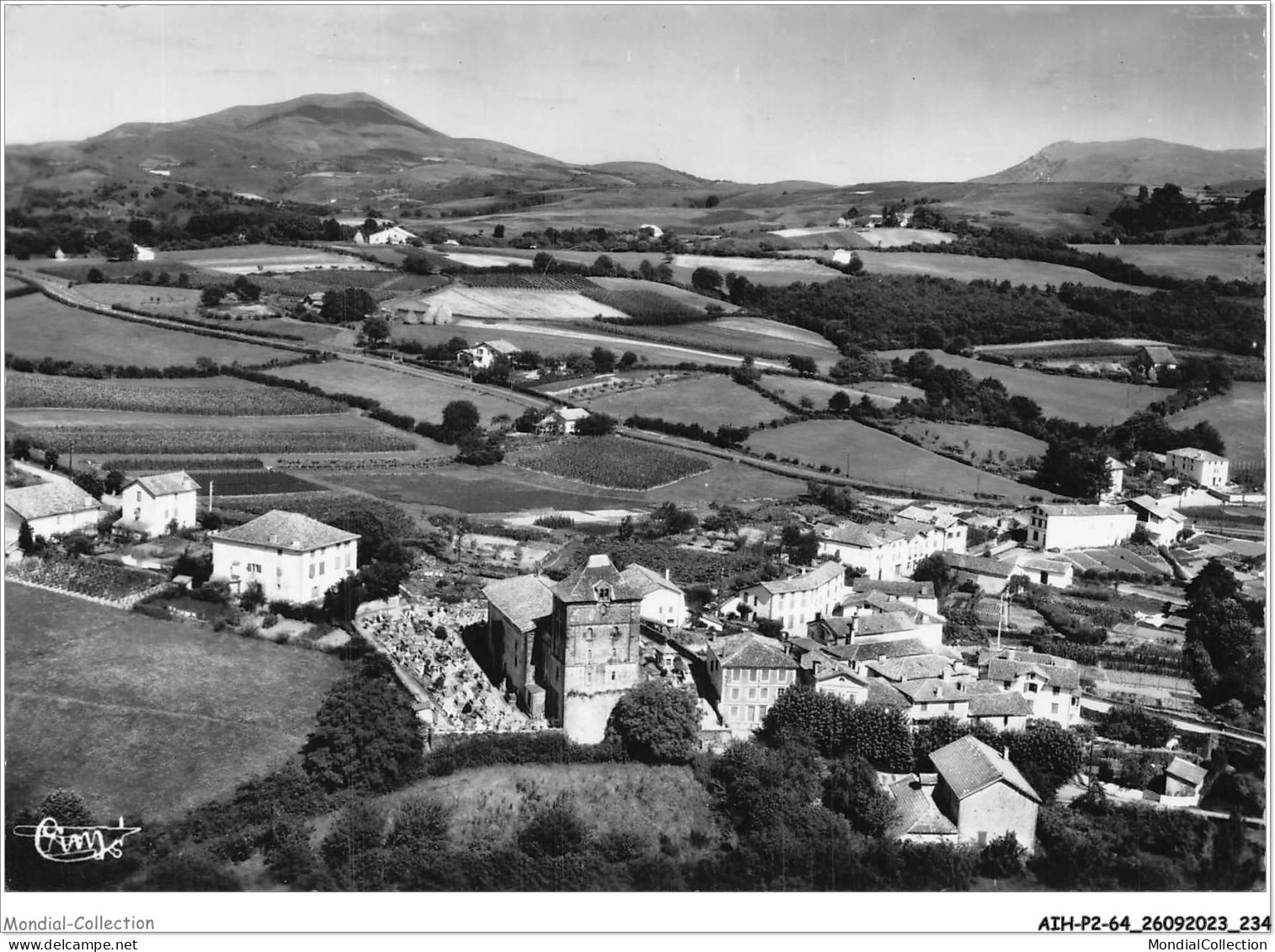 AIHP2-64-0257 - ESPELETTE - Vue Aérienne - Quartier De L'église  - Espelette