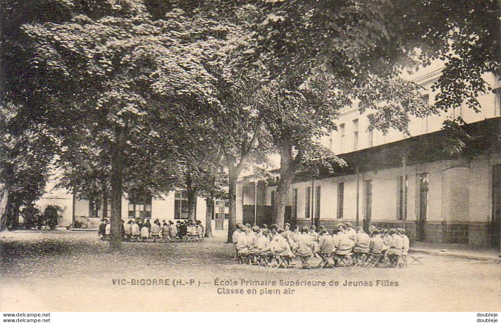 D65  VIC BIGORRE  École Primaire Supérieure De Jeunes Filles Classe En Plein Air  ........ CARTE PEU COURANTE - Vic Sur Bigorre