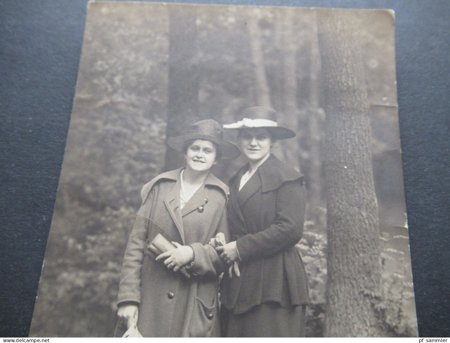 Foto AK 1910 / 20er Jahre 2 Junge Frauen Mit Hut Und Im Sonntagsoutfit Im Walt - Europe