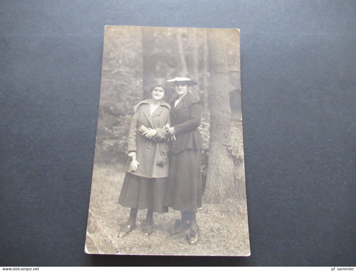 Foto AK 1910 / 20er Jahre 2 Junge Frauen Mit Hut Und Im Sonntagsoutfit Im Walt - Europe