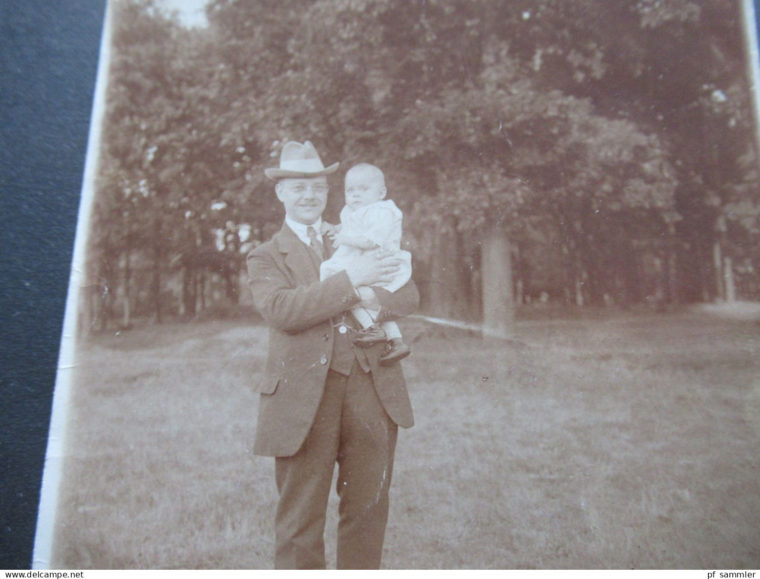 Foto AK Um 1940 Vater Mit Kleinkind / Baby Auf Dem Arm - Ritratti