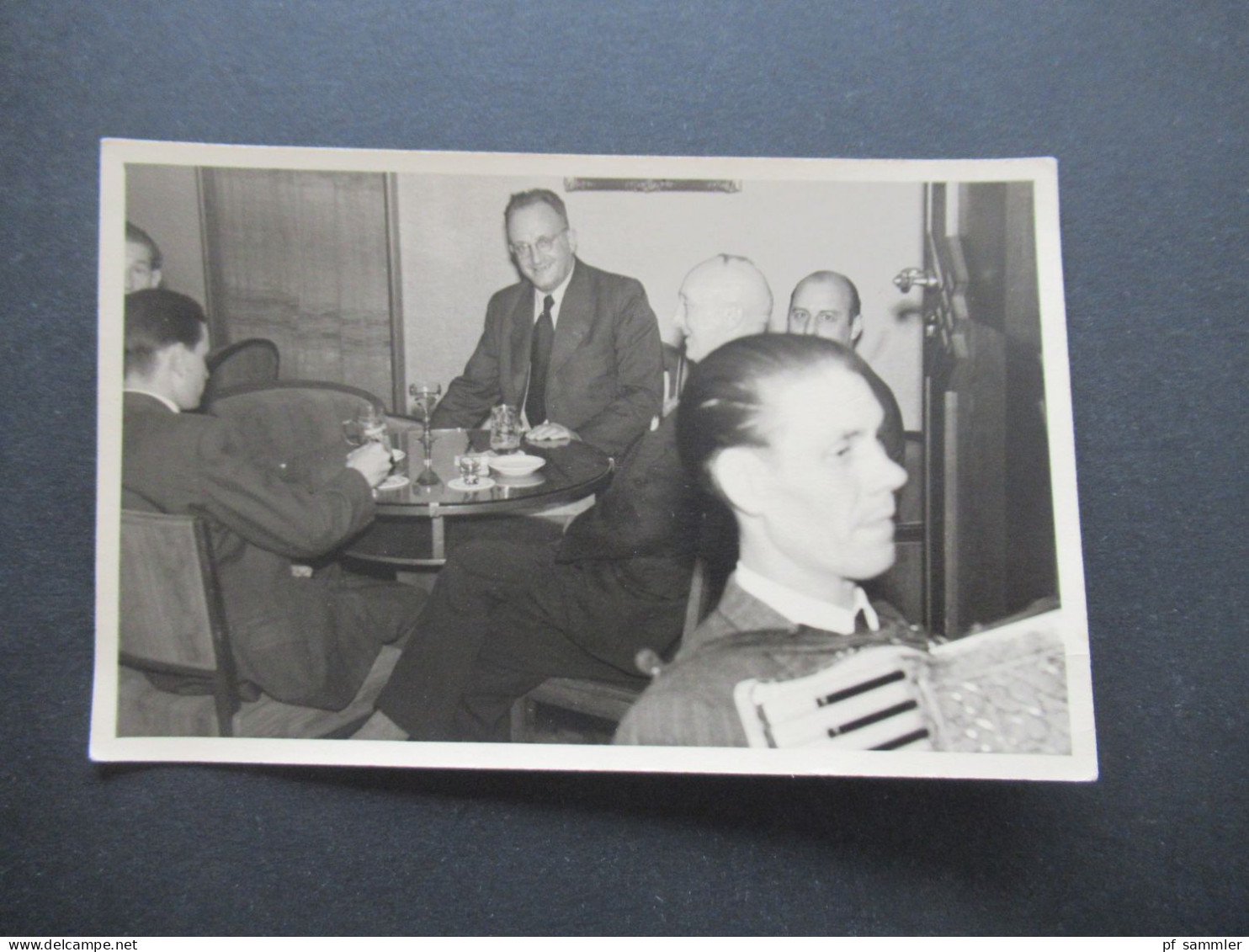 Foto AK Um 1940 Männerrunde / Bier Trinken Und Mann Spielt Akkordeon / Herrenrunde - Europa