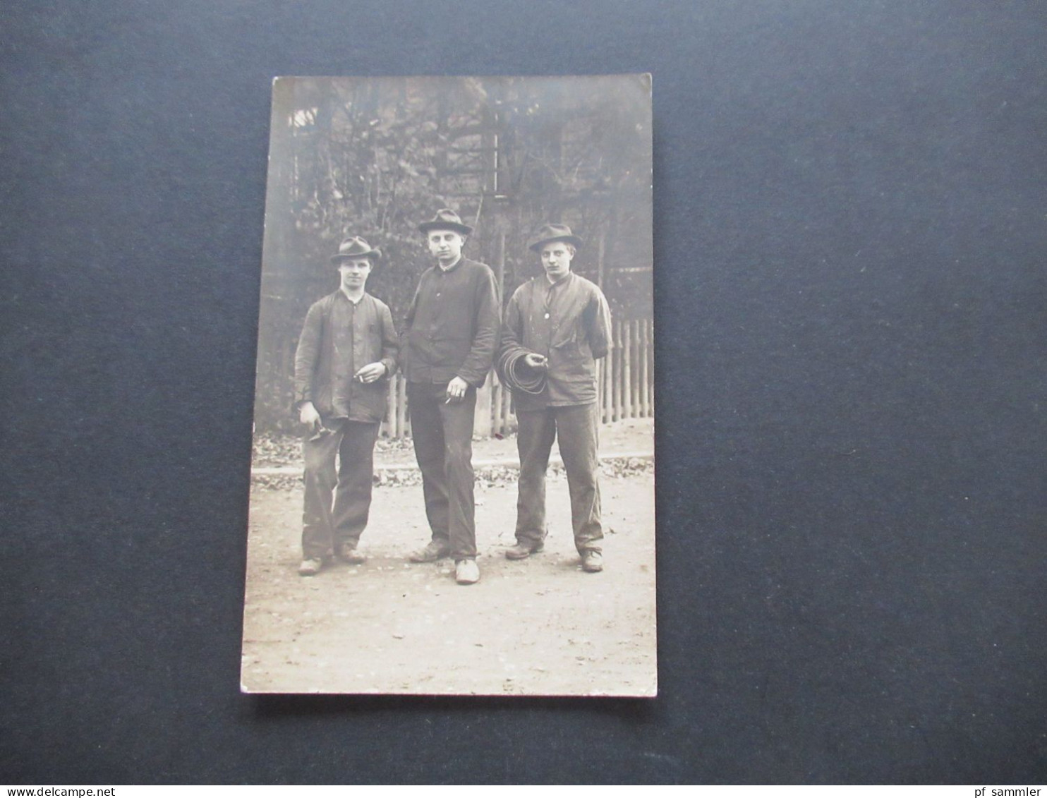 Foto AK 1910 / 20er Jahre Handwerker / 3 Junge Männer Mit Werkzeug / Burschen - Industrie