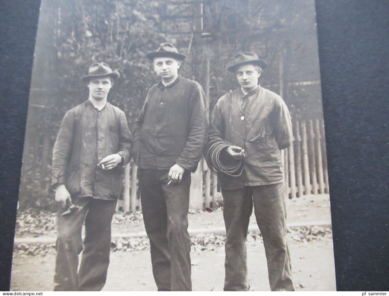 Foto AK 1910 / 20er Jahre Handwerker / 3 Junge Männer Mit Werkzeug / Burschen - Industry