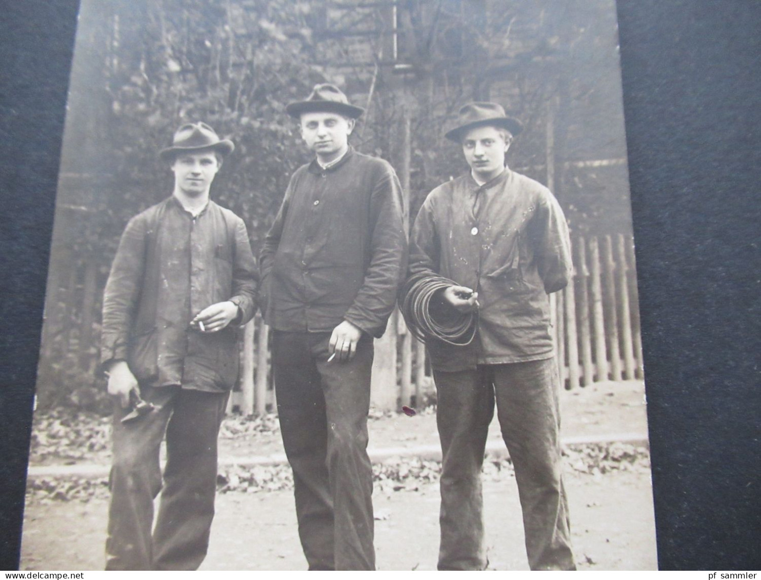 Foto AK 1910 / 20er Jahre Handwerker / 3 Junge Männer Mit Werkzeug / Burschen - Industrial