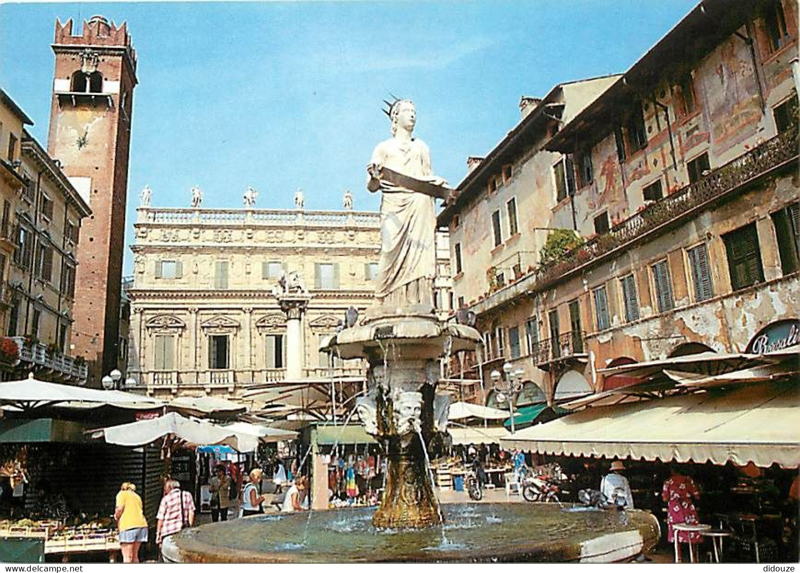 Marchés - Italie - Italia - Verona - Piazza Erbe : La Fontana Di Madonna Verona (1368 - Place Des Herbes : La Fontaine D - Mercati