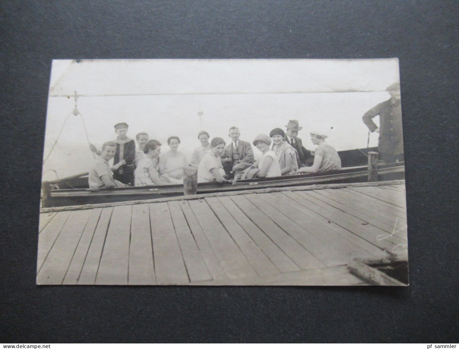 Foto AK Um 1920er Jahre Boot / Kahn / Segelboot  Junger Seemann Mit Gruppe Von 2 Männern Und Einigen Frauen - Europa