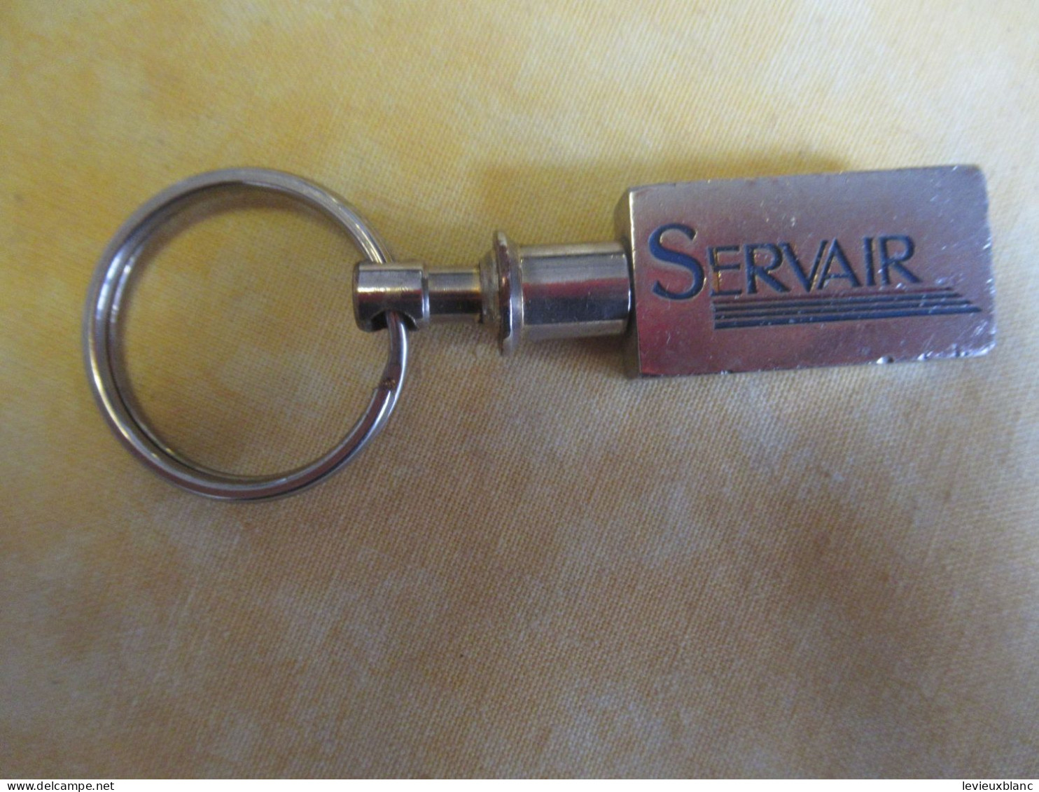 Aviation / Transport / SERVAIR/Restauration Aérienne Et Nettoyage Cabine/France/Vers 1971-1990                  POC745 - Porte-clefs