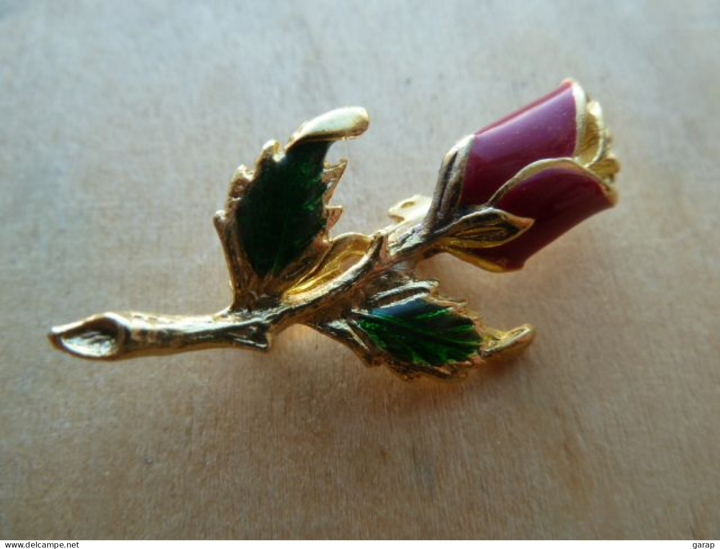 Broc-311 Petite Broche Ancienne Finement Ouvragée,torsadée Représentant Une Rose De 41mm/21mm - Brooches