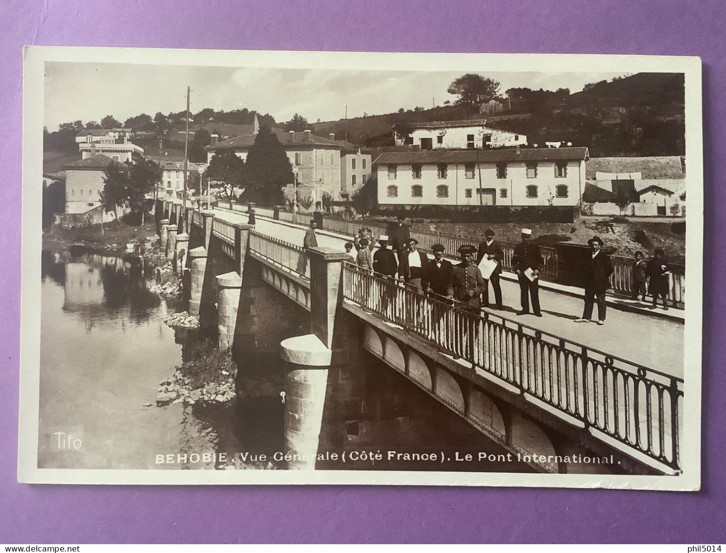 64     CPSM Petit Format   BEHOBIE   Vue Générale   Le Pont International  Douaniers….     Très Bon état - Béhobie