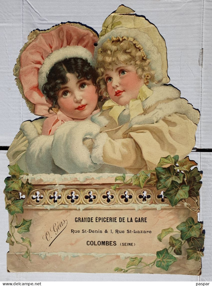 Très Grand Chromo Découpis Original Circa 1900 - Carton Gaufré 45,5x34cm - Grande épicerie De La Gare O. Geas Colombes - Enfants