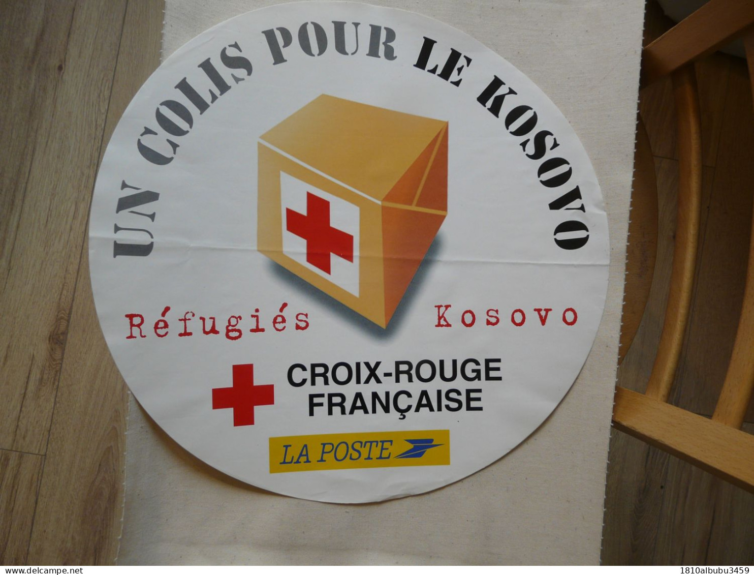 AUTOCOLLANT (Diamètre 39,5 Cm) - PUBLICITE : CROIX-ROUGE FRANCAISE - UN COLIS POUR LE KOSOVO - Pegatinas