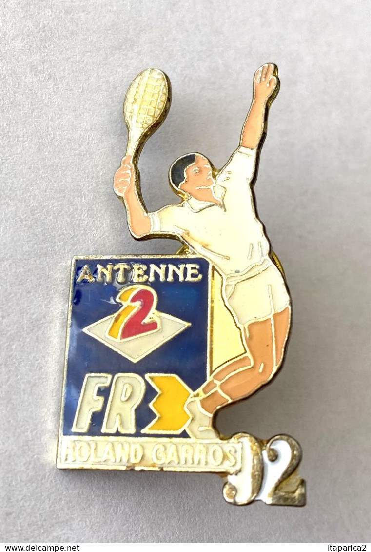 PINS SPORTS TENNIS ROLAND GARROS 92 COUPE ANTENNE 2 FR3 / Signé TEMPLE / 33NAT - Tenis