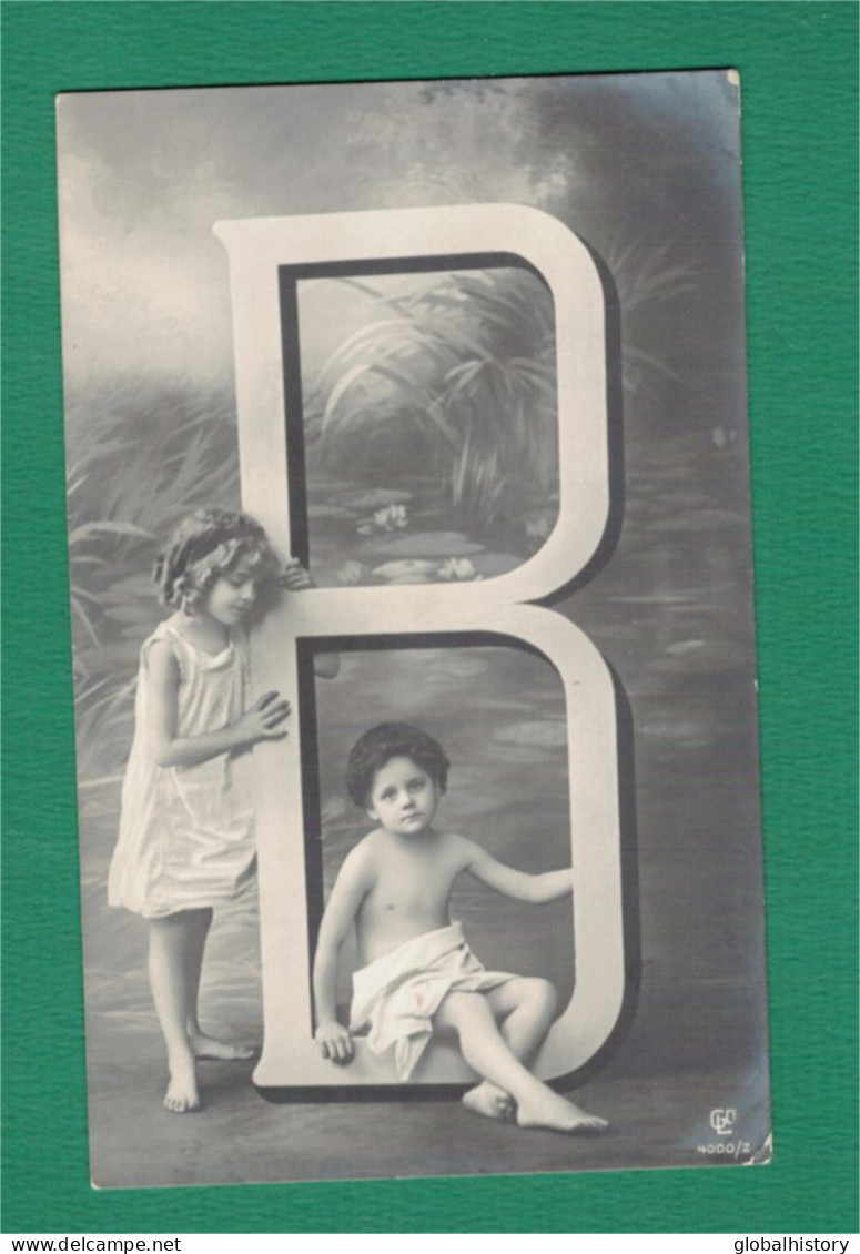 XB1232 JEUNE FILLE, ENFANT, GIRL FAMOUS MODEL GRETE REINWALD NEAR BIG ALPHABET LETTER ""B'' - Portraits