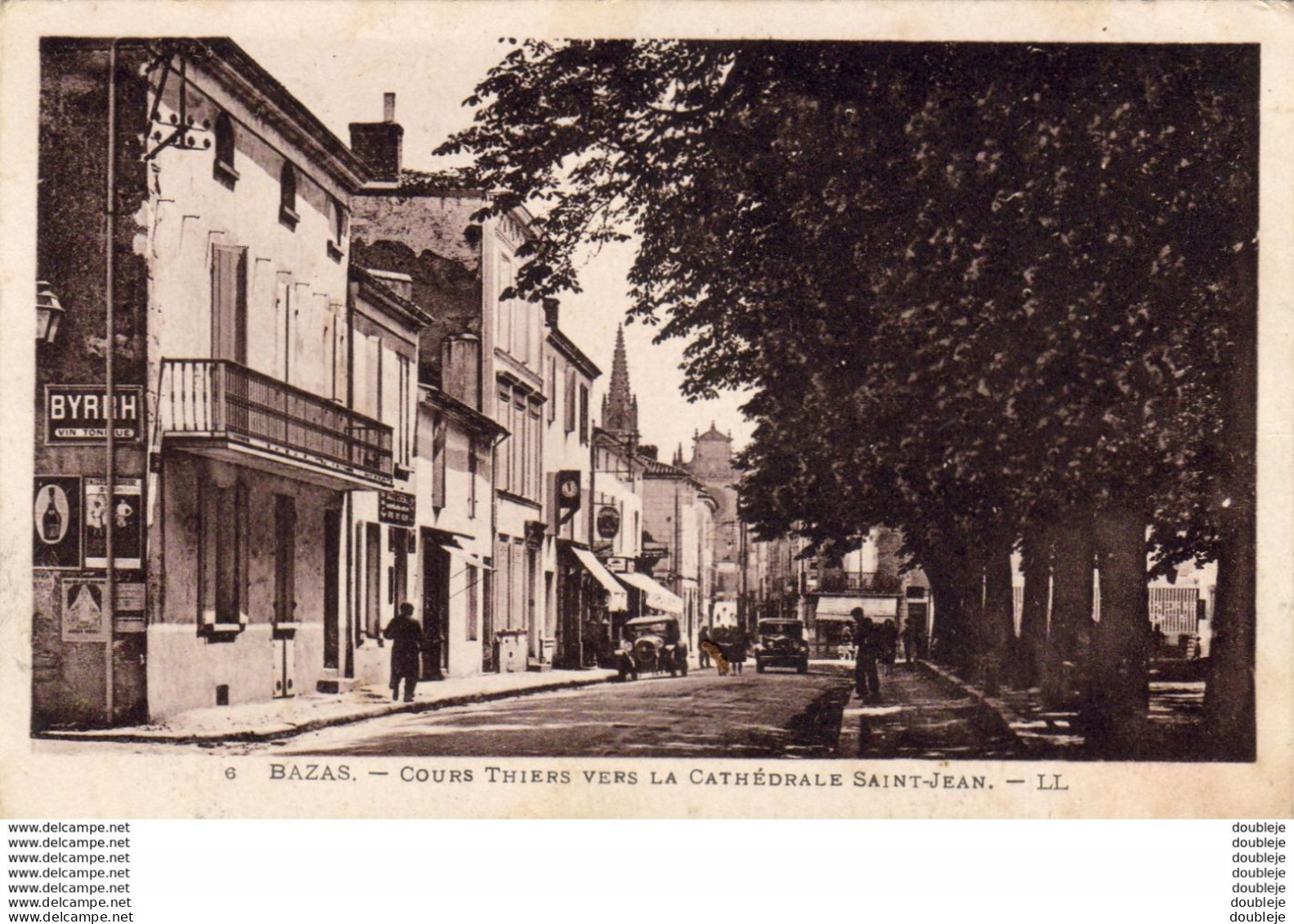 D33  BAZAS  Cours Thiers Vers La Cathédrale Saint Jean  ...... ( Superbe Plaque Byrrh ) - Bazas