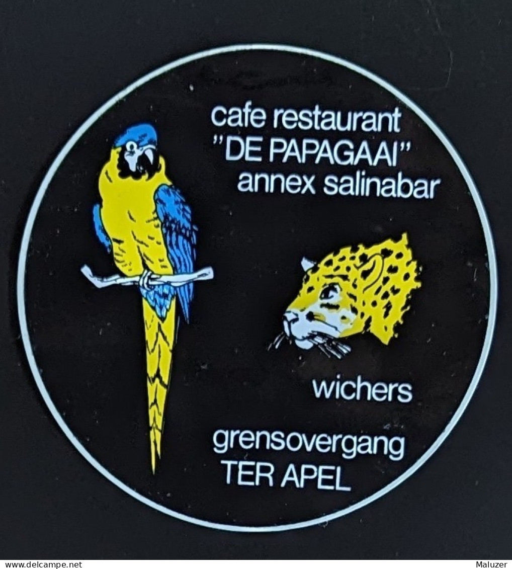 AUTOCOLLANT CAFÉ RESTAURANT DE PAPAGAAI ANNEX SLINABAR- WICHERS - TER APEL WESTERWOLDE - PAYS-BAS NEDERLAND - PERROQUET - Stickers