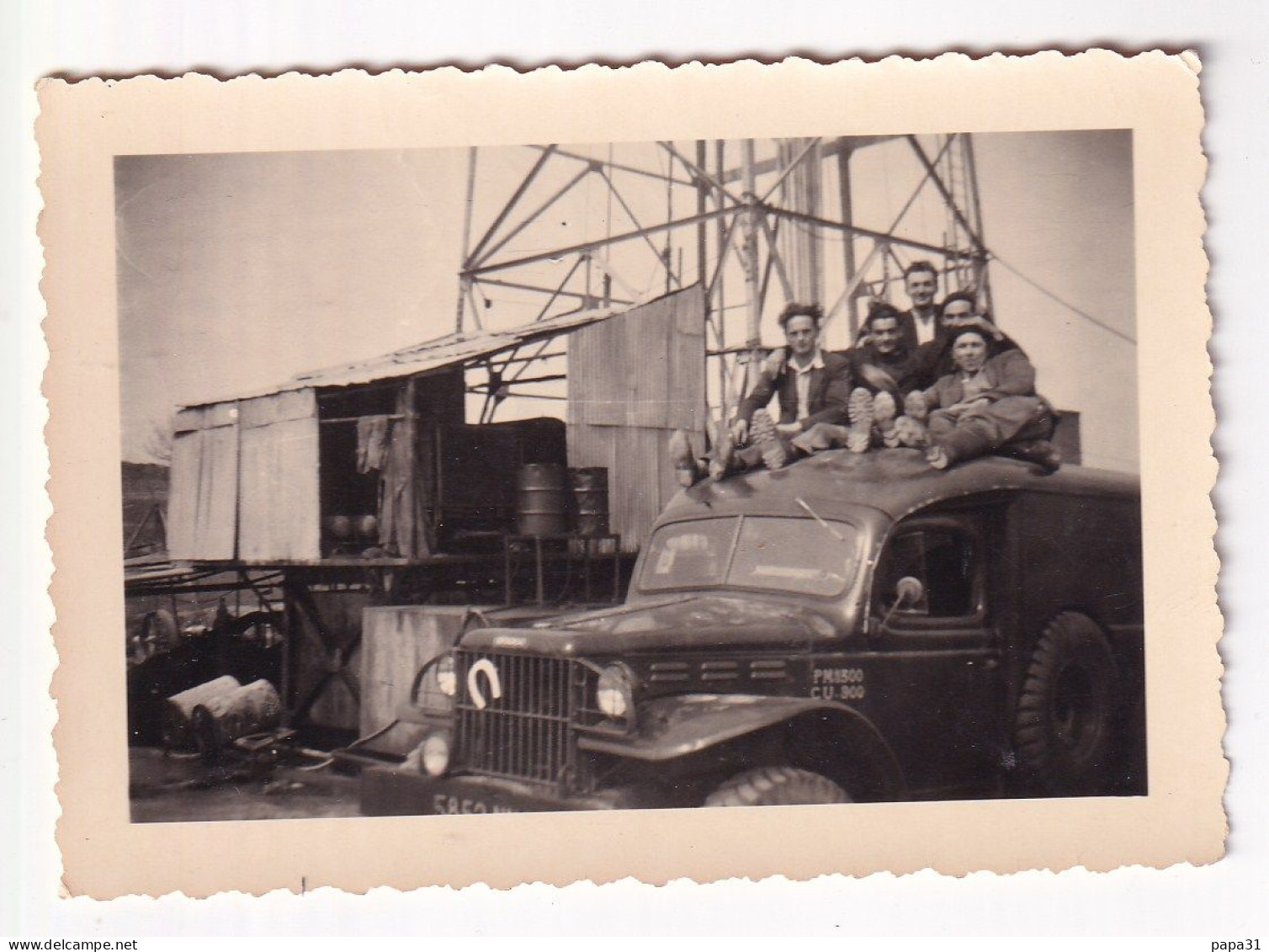 Petite Photo D'un Groupe D'Hommes Sur Un Fourgon - Camion, Tir