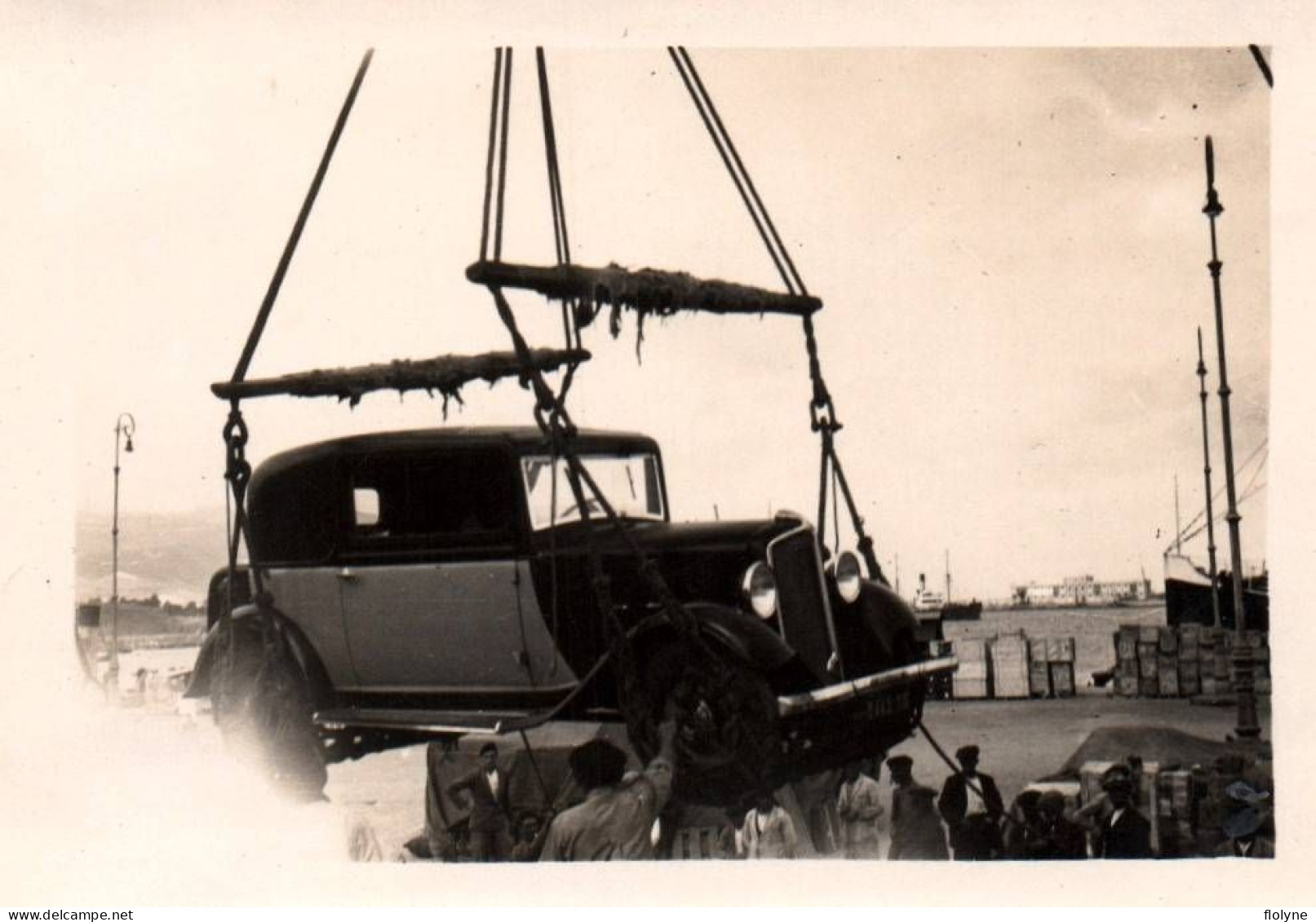 Automobile - Photo Ancienne Originale - Voiture Auto De Marque RENAULT Transportée Sur Un Bateau - 6x8,5 Cm - Passenger Cars