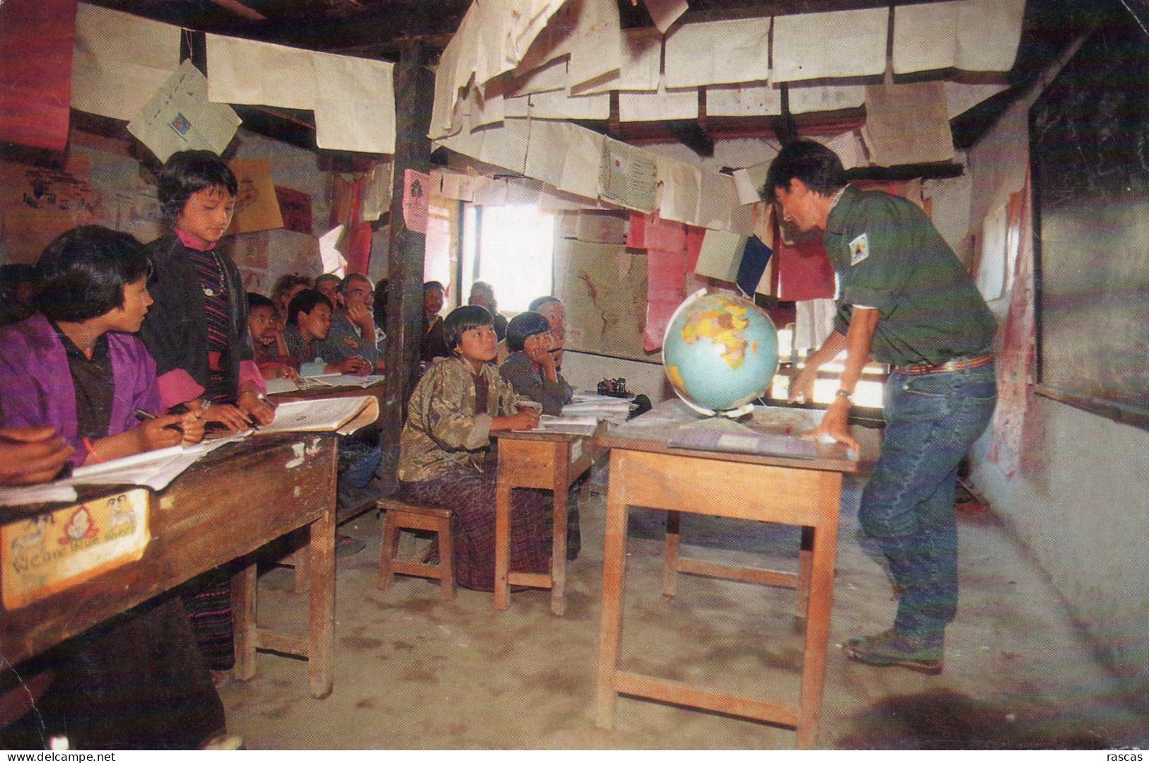 CPM GF 1 - BHOUTAN - EXPEDITION BHUTAN 92 - ECHANGE ENTRE UN MEMBRE DU CLUB CAMEL ET DES ELEVES D'UNE ECOLE DE RADI - Bután