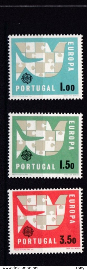 un lot de  + 100 timbres neufs   années complètes  blocs et carnets   NEUFS ** PORTUGAL    Europa  CEPT  cote ***