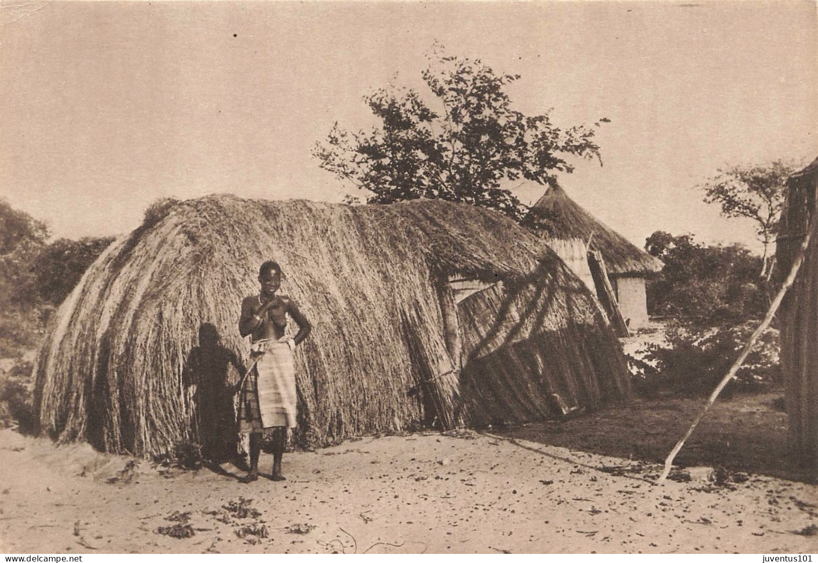 CPA Hutte à Kama-Zambèze-Femme Africaine Seins Nus   L2728 - Zambia