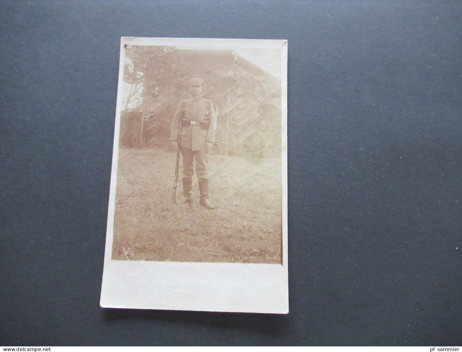 Foto AK 1.WK 1917 Soldat In Voller Uniform Mit Munitionsgürtel Und Gewehr Tagesstempel MInden Nach Hannover Gesendet - Uniformen