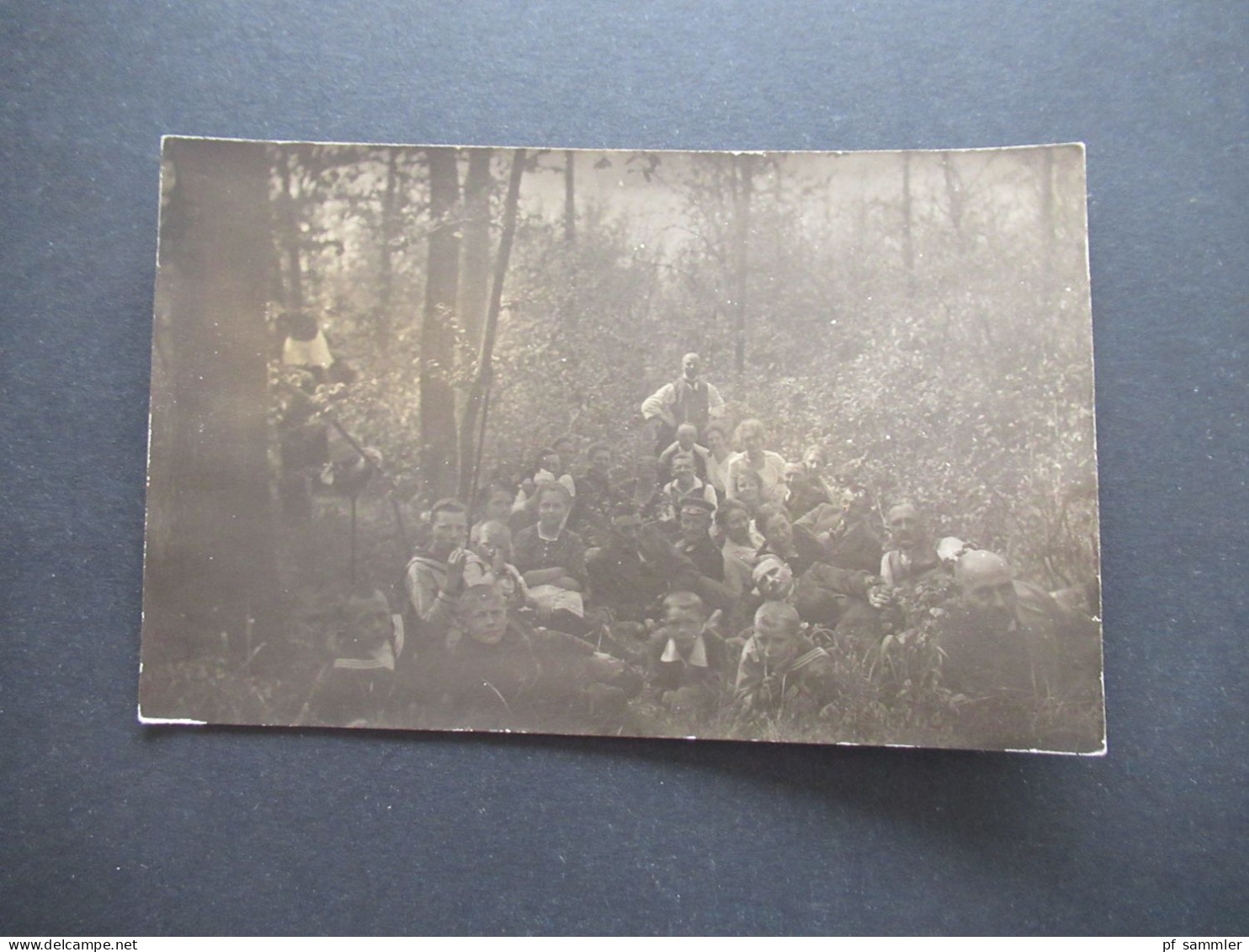 Foto AK Um 1915 Männer Und Frauen Im Wald / Ausflug / Picknick - Europa