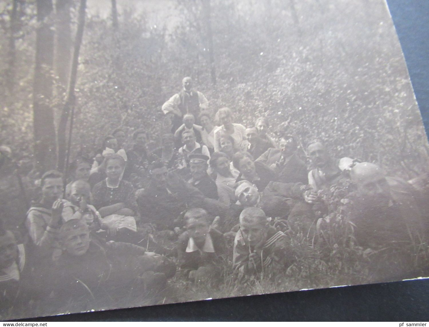 Foto AK Um 1915 Männer Und Frauen Im Wald / Ausflug / Picknick - Europa