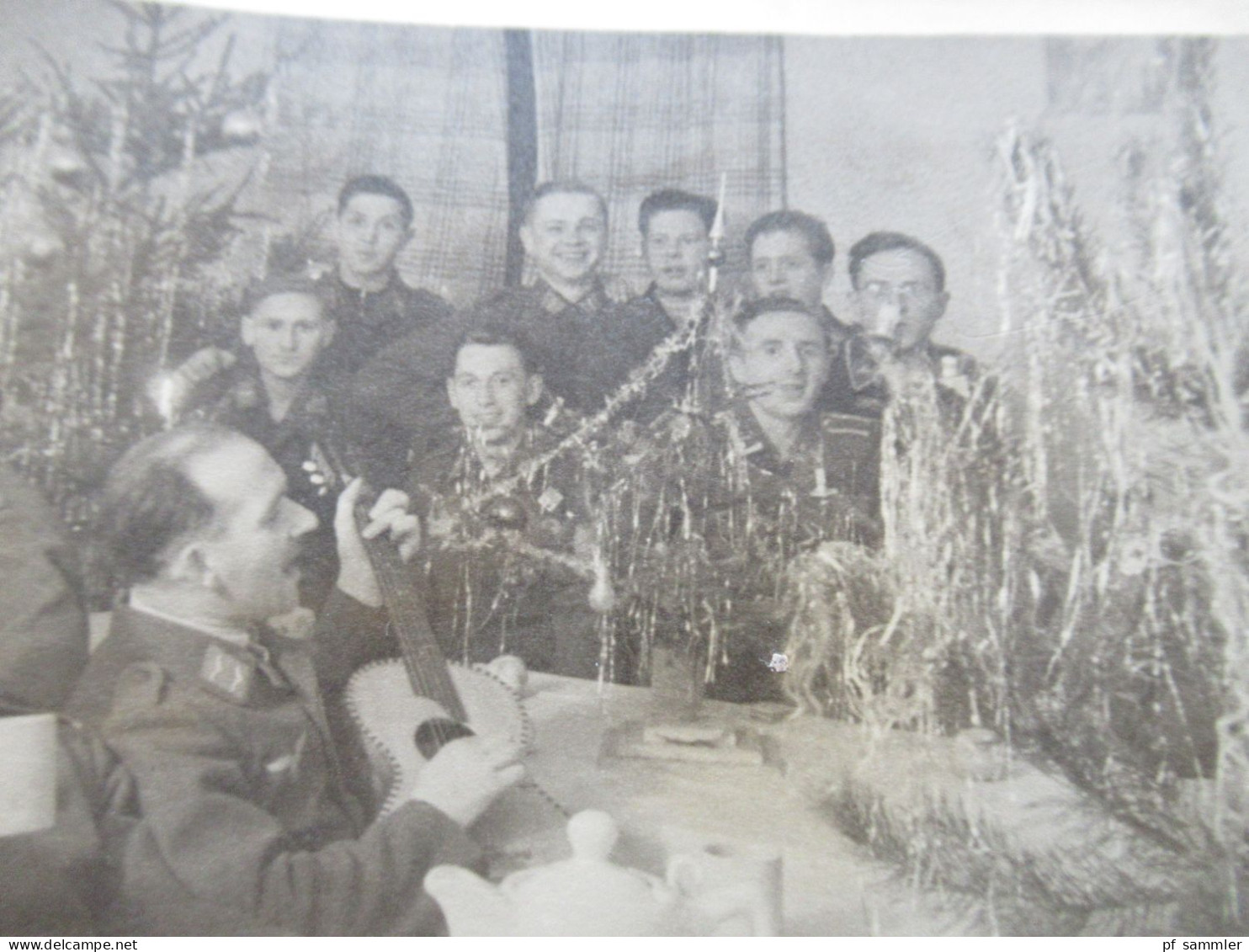 Foto Ak 2.WK Um 1940 ?! Kriegsweihnacht / Soldaten Mit Tannenbaum Mit Lametta / Soldat Spielt Gitarre - Guerre 1939-45