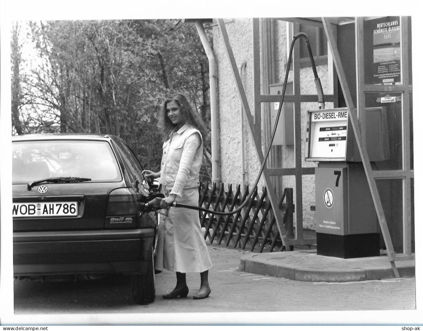 C5448/ Tankstelle Junge Frau Betankt VW Gold  Foto 24 X 18 Cm   - Voitures