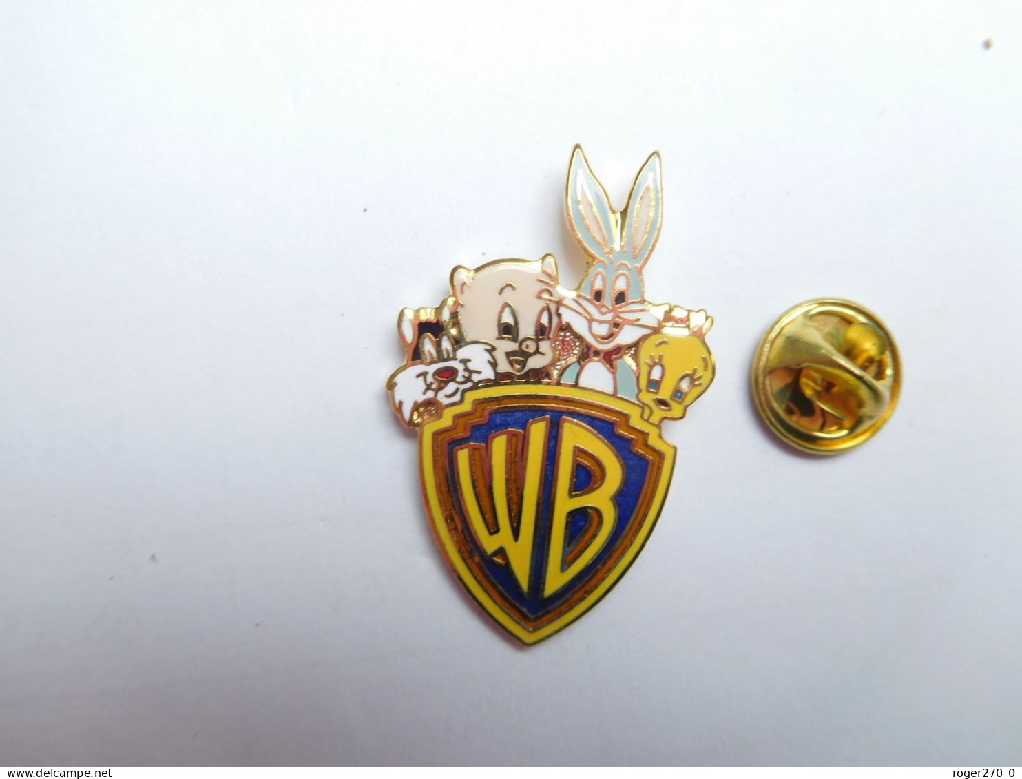 Superbe Pin's En EGF , BD Comics , Cinéma , Warner Bros , Titi Et Grosminet , Bugs Bunny , Elmer Le Petit Cochon - BD