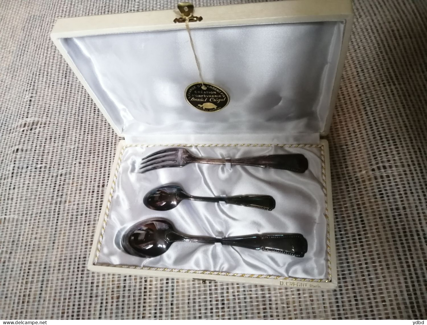 UN ANCIEN COFFRET DE COUVERTS EN METAL ARGENTE - Silverware